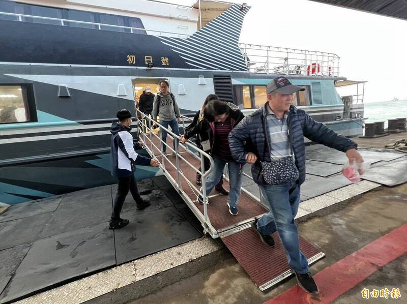 金门观光船初日号返抵水头码头，乘客走出客舱。（记者吴正庭摄）(photo:LTN)