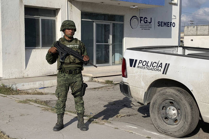 墨西哥东北部塔茅利巴斯州（Tamaulipas）州政府表示，当地巡逻的军队在一场冲突中击毙12名贩毒组织成员。图为墨西哥陆军士兵。（美联社）(photo:LTN)