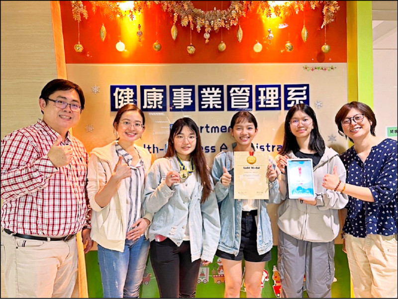 林政翰(左一)、鄭南玉(右一)指導4名學生研發「智慧型解剖跑台APP」,奪下第十屆香港創新科技國際發明展金牌獎。(輔英科大提供) 林政翰(左一)、鄭南玉(右一)指導4名學生研發「智慧型解剖跑台APP」,奪下第十屆香港創新科技國際發明展金牌獎。(輔英科大提供)