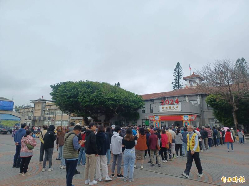 澎湖縣政府發放元宵提燈,今年大排長龍。(記者劉禹慶攝) 澎湖縣政府發放元宵提燈,今年大排長龍。(記者劉禹慶攝)