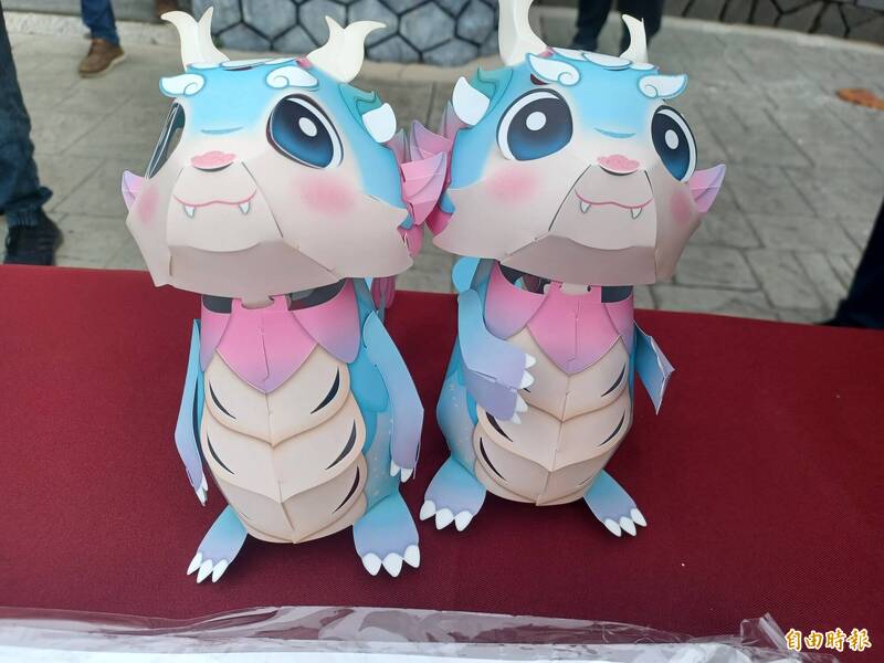 今年元宵提燈適逢龍年生肖,以龍寶寶為主題。(記者劉禹慶攝) 今年元宵提燈適逢龍年生肖,以龍寶寶為主題。(記者劉禹慶攝)