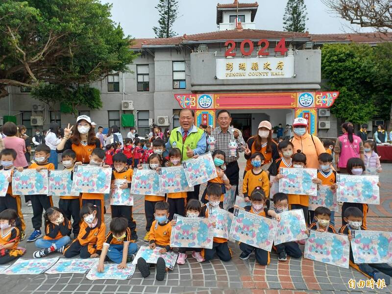 小朋友排隊領到燈籠,高興與縣長陳光復合影。(記者劉禹慶攝) 小朋友排隊領到燈籠,高興與縣長陳光復合影。(記者劉禹慶攝)