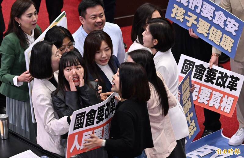 黃捷與徐巧芯就國民黨團自備麥克風一事起衝突,藍綠委紛紛上前助陣,雙方一度劍拔弩張。(記者劉信德攝) 黃捷與徐巧芯就國民黨團自備麥克風一事起衝突,藍綠委紛紛上前助陣,雙方一度劍拔弩張。(記者劉信德攝)