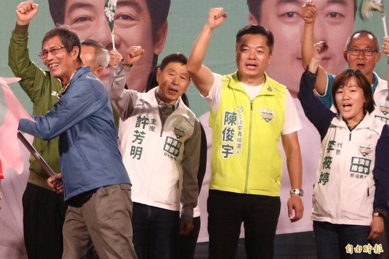 宜兰县员山乡民代表会主席许芳明（左2），是民进党员山大老，惊传心肌梗塞过世。（资料照）(photo:LTN)
