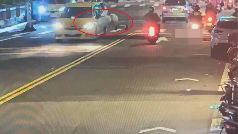 [新聞] 台北妙齡女過馬路闖紅燈衝了 下秒被小黃