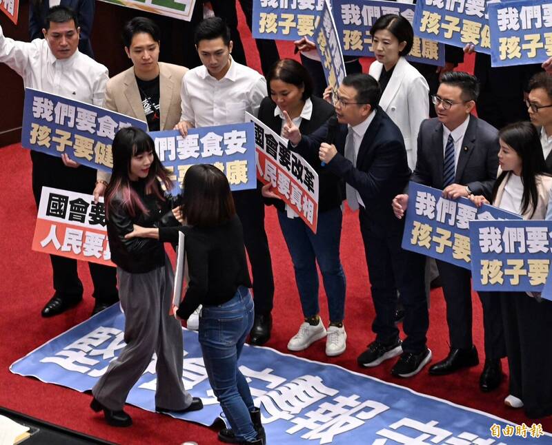 民進黨立委黃捷上前抗議國民黨團帶喇叭麥克風進場，遭國民黨立委徐巧芯拉開。（記者劉信德攝）