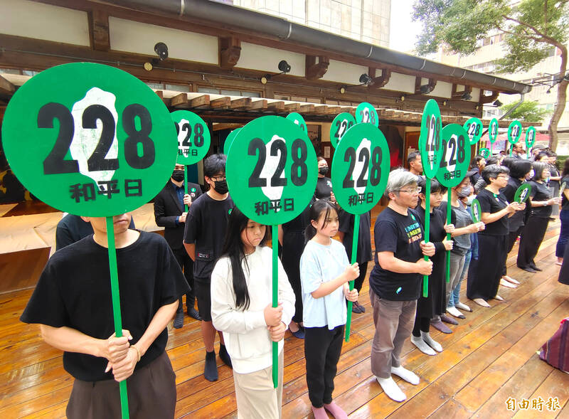 「228.0 誠實的歷史,健康的國家-228 77週年紀念行動」記者會,記者會上以228受難者故事、手語念詩、以及宣讀四種語言版本的行動宣言。(記者王藝菘攝) 「228.0 誠實的歷史,健康的國家-228 77週年紀念行動」記者會,記者會上以228受難者故事、手語念詩、以及宣讀四種語言版本的行動宣言。(記者王藝菘攝)