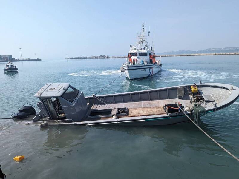 中國快艇非法越界闖入金門海域，拒檢逃逸時船上4人落水、2人死亡。（讀者提供）