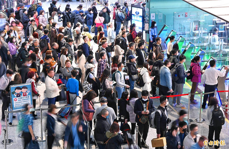 People wait in line to use automated immigration kiosks at Taiwan Taoyuan International Airport on Feb. 8.
Photo: Liu Hsin-de, Taipei Times People wait in line to use automated immigration kiosks at Taiwan Taoyuan International Airport on Feb. 8.
Photo: Liu Hsin-de, Taipei Times