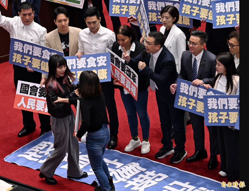 民進黨立委黃捷上前抗議國民黨團帶喇叭麥克風進場，遭國民黨立委徐巧芯拉開。（記者劉信德攝）