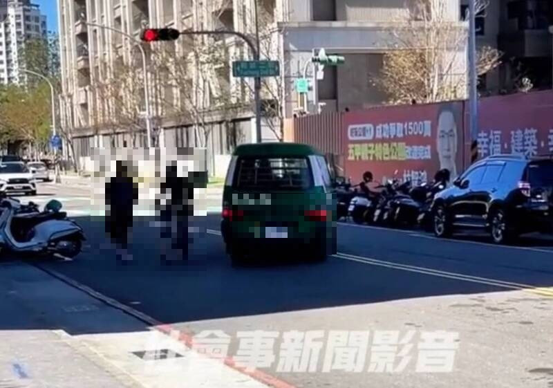 民眾目擊高雄超狂郵差駕郵務車執行公務,違規逆向行駛又紅燈右轉。(擷取自社會事新聞影音) 民眾目擊高雄超狂郵差駕郵務車執行公務,違規逆向行駛又紅燈右轉。(擷取自社會事新聞影音)