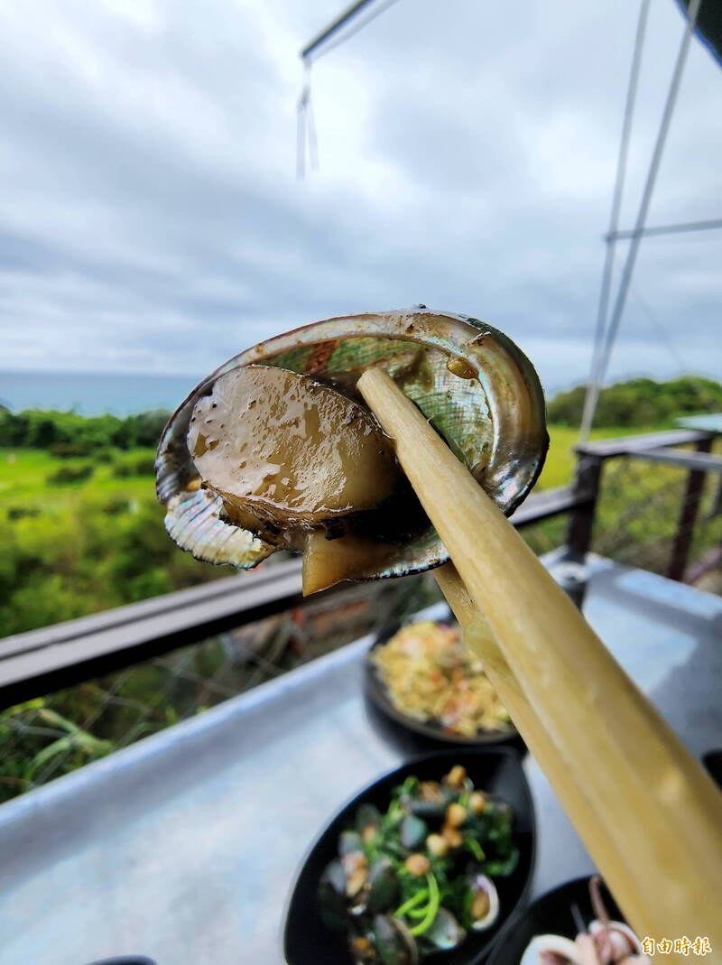 豐濱鄉靜浦北回歸線碑對面的部落小吃攤,一邊吃美食一邊看海的享受,全部被大火燒光光,饕客也心碎。(資料照 豐濱鄉靜浦北回歸線碑對面的部落小吃攤,一邊吃美食一邊看海的享受,全部被大火燒光光,饕客也心碎。(資料照