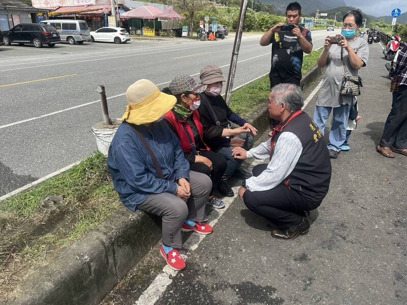 豐濱鄉長邱福順、村長等到場慰問災民,將提供相關協助。(豐濱鄉公所提供) 豐濱鄉長邱福順、村長等到場慰問災民,將提供相關協助。(豐濱鄉公所提供)