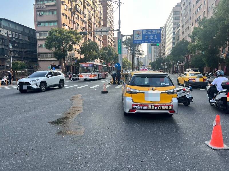 郭姓司機駕計程車下華江橋新北市端，搶快闖紅燈撞飛綠燈直行機車騎士。（記者吳仁捷翻攝）