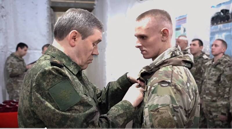 俄罗斯参谋总长吉拉西莫夫大将（左），为在阿卡迪夫卡战役表现出现的俄军授勋。（翻摄自《塔斯社》新闻画面）(photo:LTN)