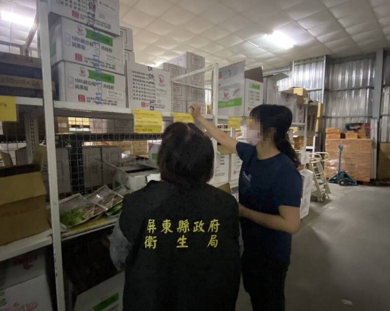 屏縣府衛生局到食品材料行稽查，相關辣椒粉未售出均已下架。（屏縣府衛生局提供）