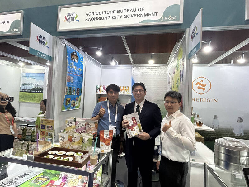 加洲果菜運銷合作社(左)及一鳴生技農園(右)將蔬菜脆片、芭樂脆片及冷凍乾燥水果等農特產品推薦給國際專業買主。(市府提供) 加洲果菜運銷合作社(左)及一鳴生技農園(右)將蔬菜脆片、芭樂脆片及冷凍乾燥水果等農特產品推薦給國際專業買主。(市府提供)