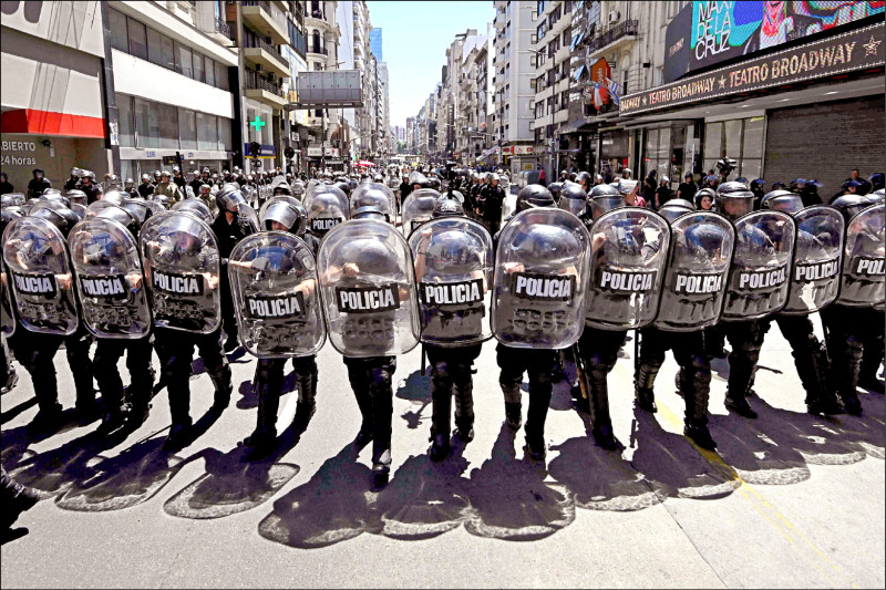 阿根廷布宜诺斯艾利斯反米雷伊政府示威，警方部署戒备。（法新社）(photo:LTN)