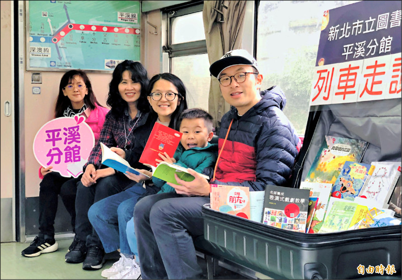 新北市立圖書館平溪分館推出「坐火車踅平溪、畫天燈慶元宵」活動，邀請在地文史工作者導覽歷史人文，全程參與的民眾可免費彩繪天燈。（記者賴筱桐攝）