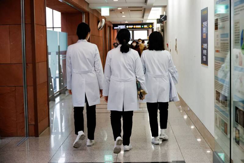 韩国政府规划增加医学院招生名额引发医界反弹，除了实习住院医师大举请辞、罢工，至少超过8000名医大生提出休学申请，参与这次抗议行动。图为首尔延世大学新村世福兰斯医院医疗工作人员。（路透）(photo:LTN)