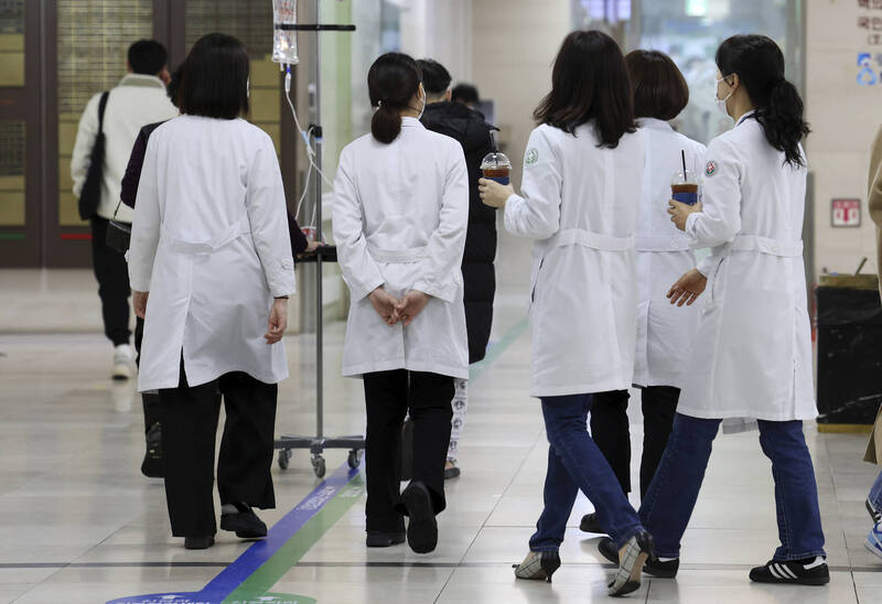 南韩保健福祉部今表示，截至20日晚间10点止，全国100家实习医院之中，总共有8816名实习医生和住院医生提交辞呈，佔实习住院医师总数的71.2％。（美联社）(photo:LTN)