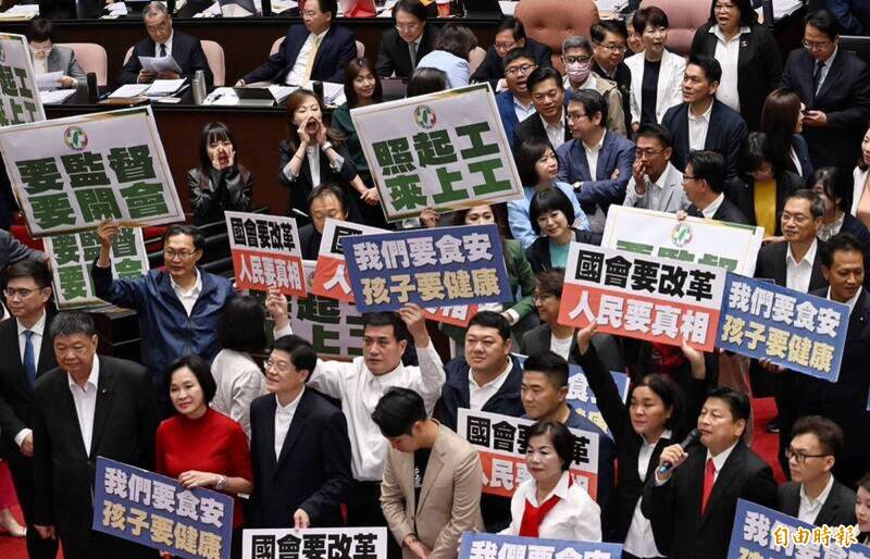 行政院長陳建仁準備進行施政報告前，國民黨立委自備麥克風杯葛議事，但「立法院議場安全維護及管理要點」早已明定，「委員不得攜帶麥克風等與議事無關之物品進入會場」。（資料照）