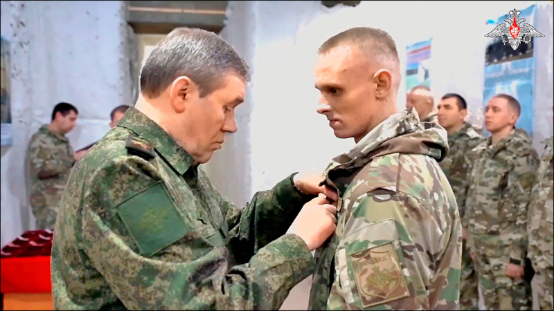 俄罗斯国防部21日发布影片，显示已消失近2个月的俄国参谋总长格拉西莫夫，前往乌克兰前线表扬佔领阿夫迪夫卡有功官兵，并讨论进佔阿夫迪夫卡之后的下一步行动。这是格拉西莫夫自去年12月底以来首次公开露面。美国媒体上月披露，格拉西莫夫在前往克里米亚督战时，遭乌克兰空袭身亡，克里姆林宫对此一直保持沉默，直到现在才公布画面辟谣。（路透）(photo:LTN)