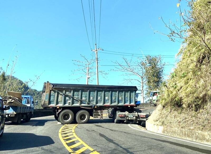 阿里山公路聯結車事故一度橫占路面，影響車流。（民眾提供）