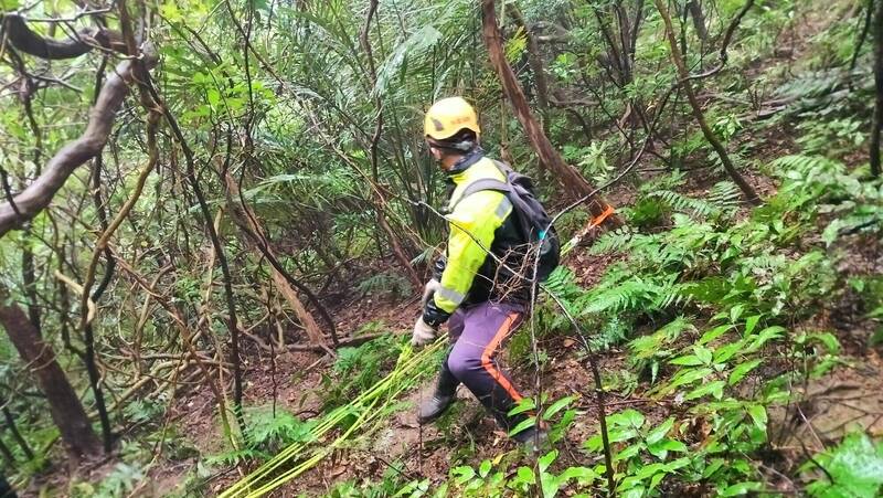 消防隊員利用繩索將沈男的遺體搬運下山。（記者吳昇儒翻攝）