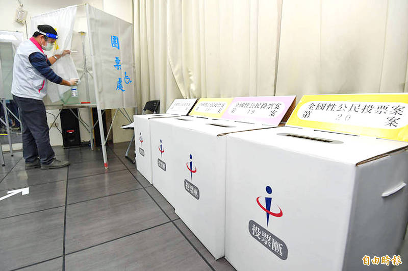 Referendum ballot boxes are pictured on Dec. 18, 2021.
Photo: Taipei Times
Referendum ballot boxes are pictured on Dec. 18, 2021.
Photo: Taipei Times