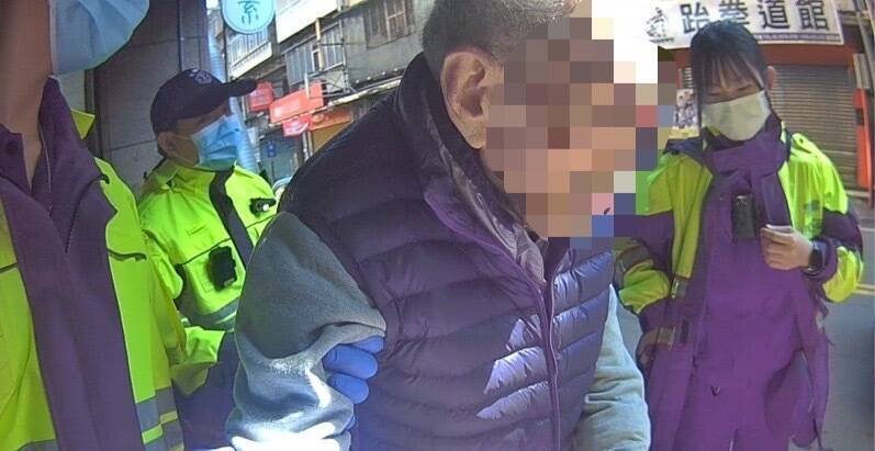 新北市尹姓99歲人瑞不慎迷路，樹林警分局三多所警員帶他返所休息，並拍照逐一到附近查訪，幫他找到回家的路，家人感謝不已。（記者吳仁捷翻攝）