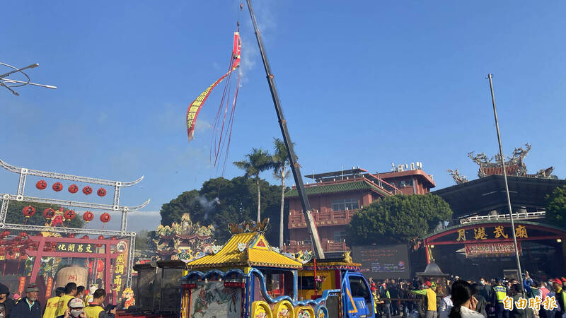 台南鹽水蜂炮活動今早在鹽水武廟點燃啟炮，展開2天神轎遶境，吊車吊起長長的鞭炮。（記者楊金城攝）