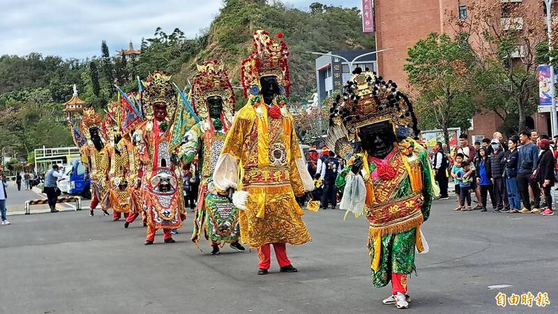 台東市元宵聯合遶境明天起展開兩天，市區將籠罩在熱鬧氣氛。在此之前，已陸續有陣頭上街祈福。（記者黃明堂攝）