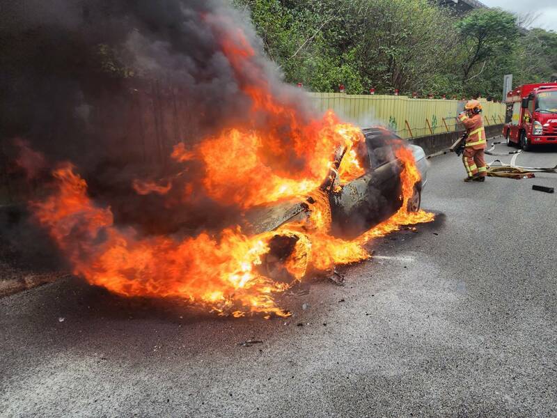 中山高林口路段今天下午驚傳火燒車，一對男女及時逃生，起火原因仍待調查釐清。（記者吳仁捷翻攝）