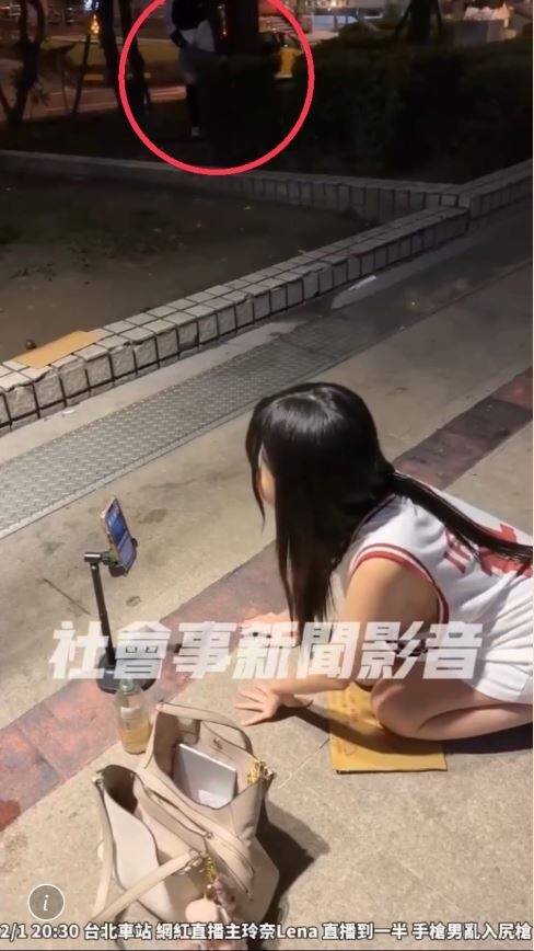 張姓女直播主「玲奈Lena」假稱看到男子尻槍(紅圈處),被揭穿。(翻攝自社會事新聞影音) 張姓女直播主「玲奈Lena」假稱看到男子尻槍(紅圈處),被揭穿。(翻攝自社會事新聞影音)