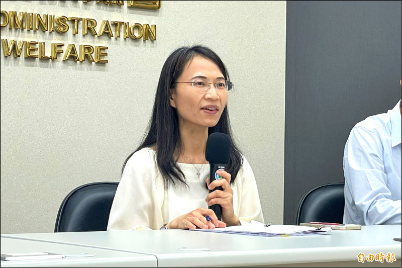 健保署醫審及藥材組長黃育文表示,這次藥價調整是調降品項最少的一年。 (記者邱芷柔攝) 健保署醫審及藥材組長黃育文表示,這次藥價調整是調降品項最少的一年。 (記者邱芷柔攝)