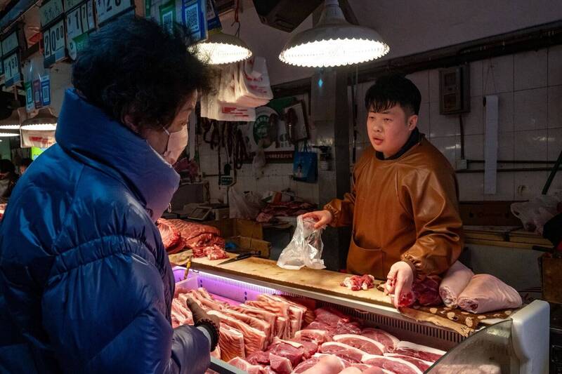 中國一名大媽自助結帳漏刷了一塊豬肉，業者要求報警或是支付人民幣2萬元（約台幣8.7萬）的罰款。示意圖。（彭博）