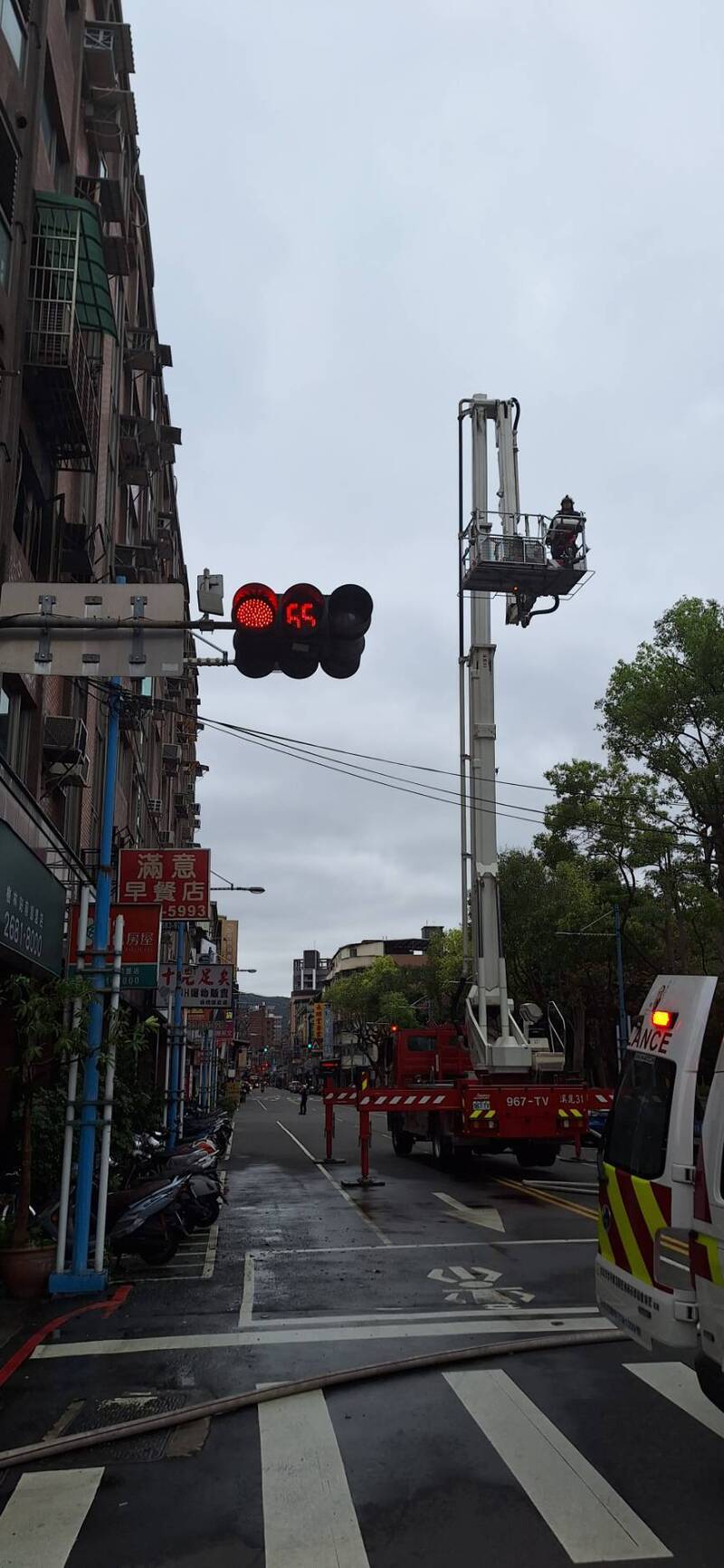 新北市板橋篤行路一處華廈今天下午驚傳火警，屋內一對男女命危送醫。（民眾提供）