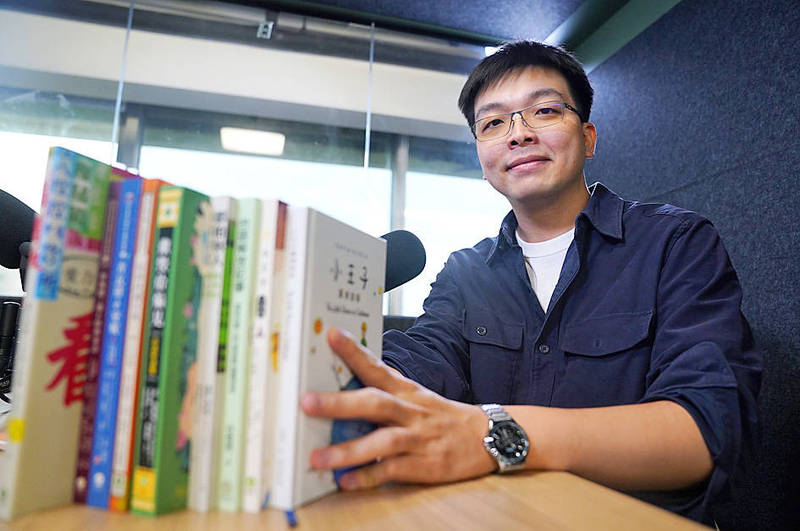 Ancropolis publishing house managing editor Cheng Ching-hung poses with books in Taipei on Jan. 10. 
Photo: CNA