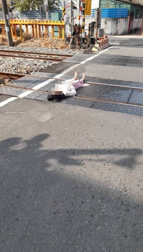 女子躺臥在高雄橋頭區糖廠路平交道，幸好民眾及早發現通報，並未影響列車通行。（鐵路警察局高雄分局提供）