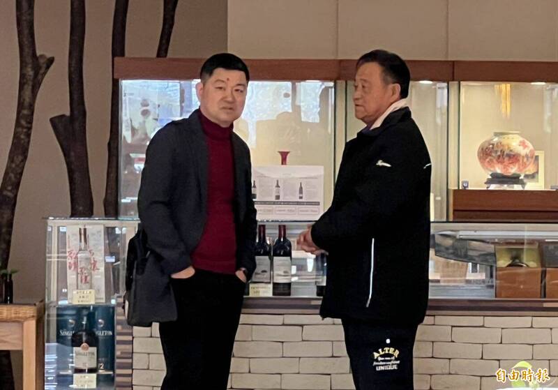 海巡署與中方代表團會談後,首度與會「旁聽」的金門紅十字會總幹事呂忠飛(右),與晉江紅十字會秘書長曹榮山(左)私下寒喧、話情誼。(記者吳正庭攝) 海巡署與中方代表團會談後,首度與會「旁聽」的金門紅十字會總幹事呂忠飛(右),與晉江紅十字會秘書長曹榮山(左)私下寒喧、話情誼。(記者吳正庭攝)