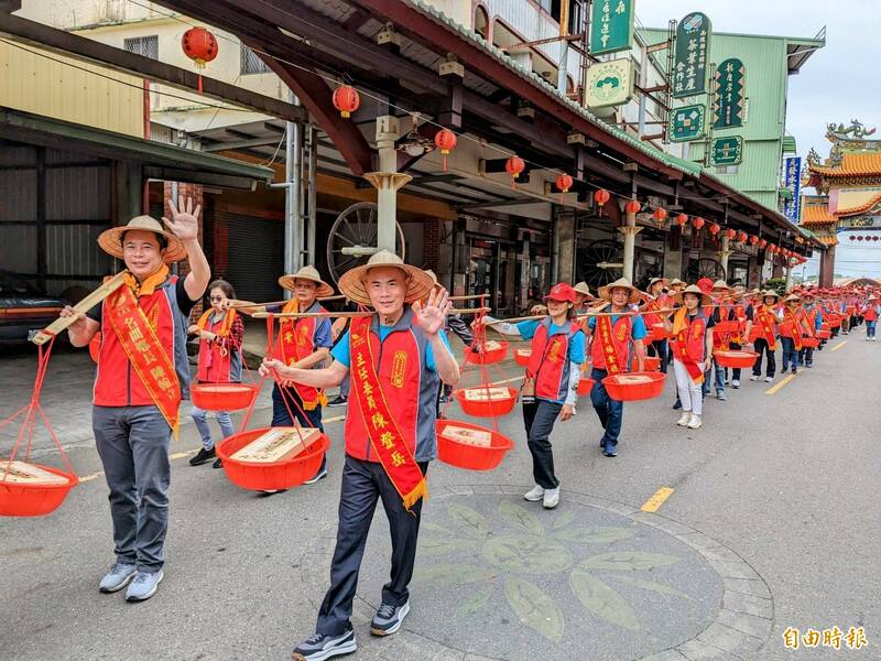 松柏嶺受天宮睽違3年復辦挑米糕桃活動，名間鄉長陳翰立（左起）、受天宮主委陳登岳率300人挑著米糕桃到廟埕祭拜，場面盛大。（記者劉濱銓攝）