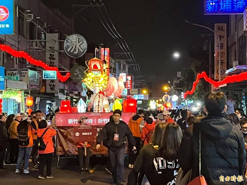 新竹縣新埔鎮的大型移動花車踩街秀，每年在客家天穿日前登場，今年恰逢元宵夜舉辦，吸引約5000人次到場觀賞和體驗。（記者黃美珠攝）