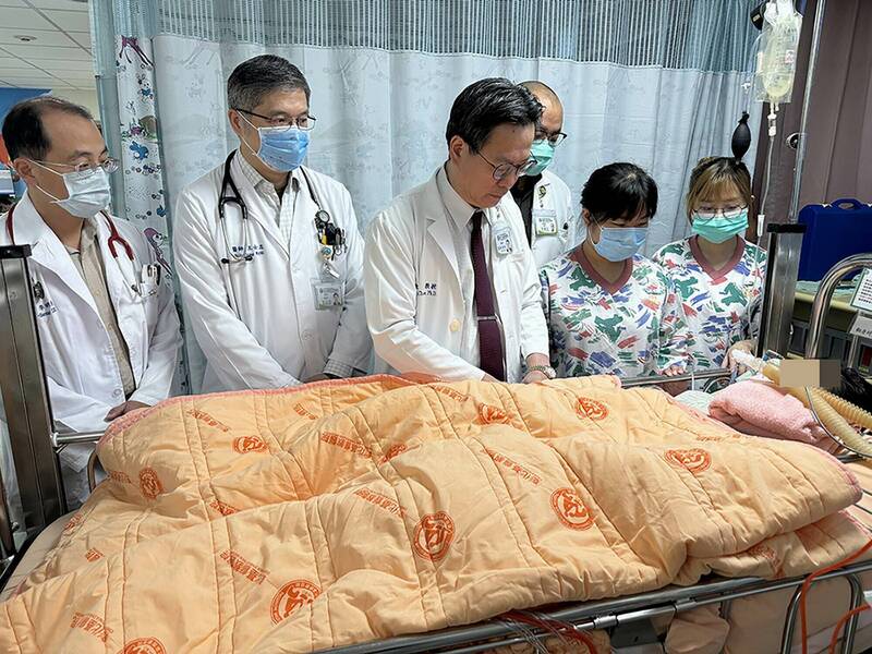 彰基总院长陈穆宽（左3）率医疗团队为8岁妹妹祷告祈福，求主保守她可以早日康复。（图由彰基提供）(photo:LTN)
