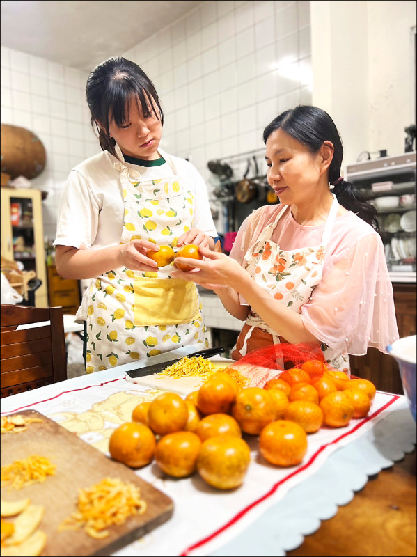 楊紫喬（左）與陳韻筠（右）母女檔，利用雲林古坑柳丁、茂谷柑製作果醬。（陳韻筠提供）