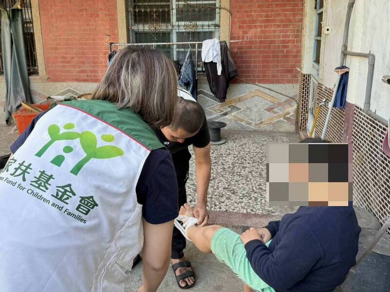 3姊弟發生車禍震驚社會,其中傷勢較輕的弟弟在家休養,彰化家扶人員前往關切。(圖由彰化家扶提供) 3姊弟發生車禍震驚社會,其中傷勢較輕的弟弟在家休養,彰化家扶人員前往關切。(圖由彰化家扶提供)