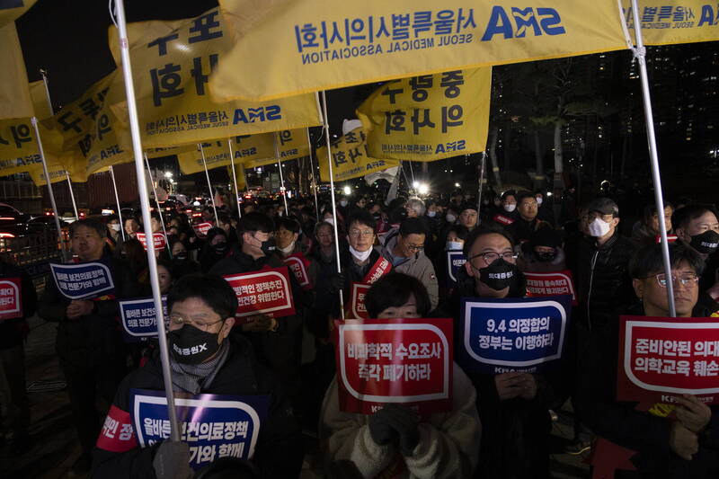 南韩警方26日表示，将针对大韩医师协会核心负责人、大韩实习住院医生协议会干部等被检举人展开调查。（欧新社）(photo:LTN)