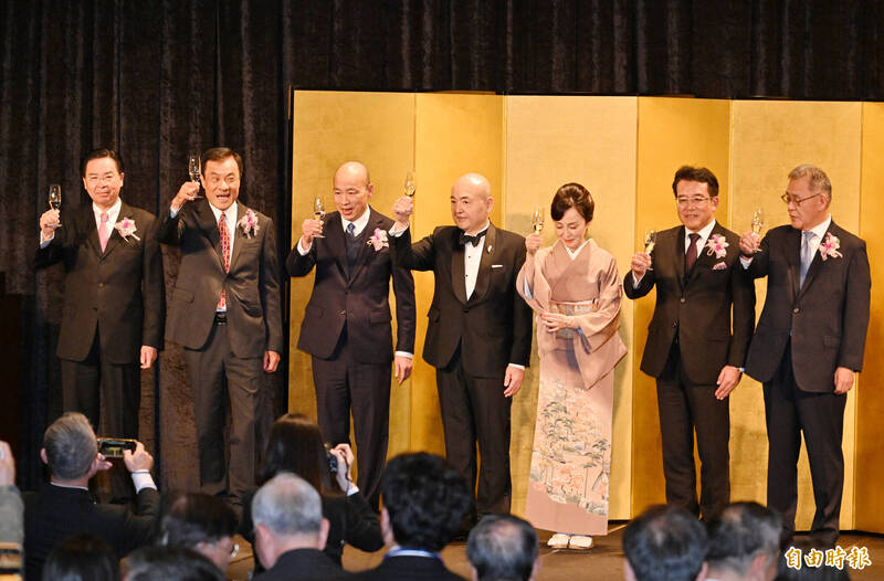 日本台灣交流協會台北事務所舉辦「天皇陛下華誕慶祝酒會」,會後日本台灣交流協會代表片山和之(中),與立法院長韓國瑜(左三)及台灣日本關係協會會長蘇嘉全(左二),一同向所有來賓一同舉杯敬酒致意。(記者田裕華攝) 日本台灣交流協會台北事務所舉辦「天皇陛下華誕慶祝酒會」,會後日本台灣交流協會代表片山和之(中),與立法院長韓國瑜(左三)及台灣日本關係協會會長蘇嘉全(左二),一同向所有來賓一同舉杯敬酒致意。(記者田裕華攝)