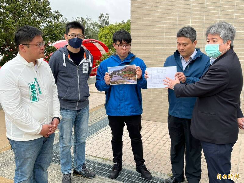 市議員施志昌（左）至大甲殯儀館懷德堂會勘。（記者張軒哲攝）