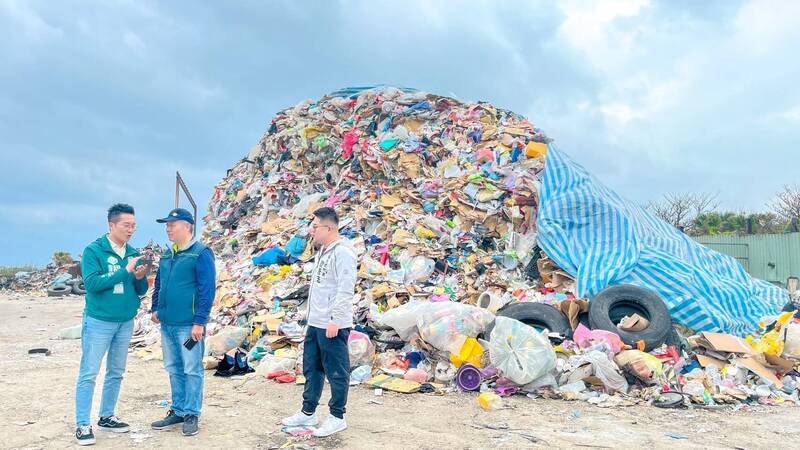 縣議員胡仁順、市民代表歐彥志前往花蓮市垃圾場了解垃圾去化問題。（圖由胡仁順提供）